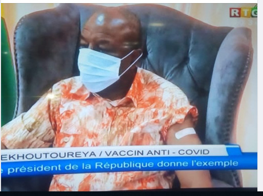 Guinée: Le Président Alpha Condé s'est fait administrer le vaccin russe devant les cameras