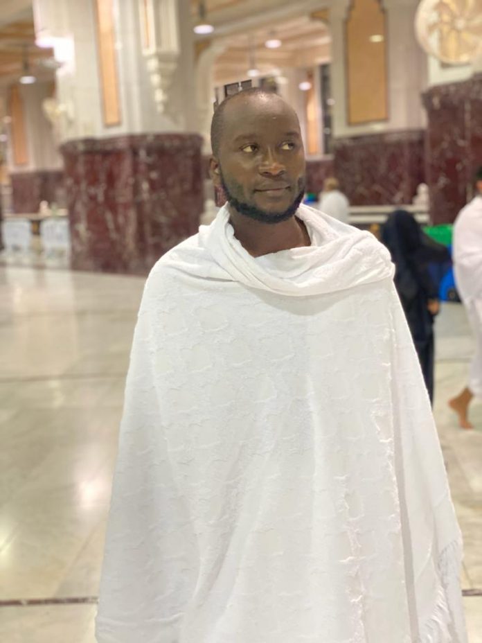04 photos à La Mecque: Aziz Ndiaye offre un billet à Oustaz Modou Fall.