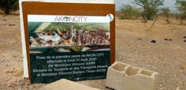 Akon City / Presque un an après la pose de la première pierre : Deux briques et une pancarte fracassée comme « investissements ».