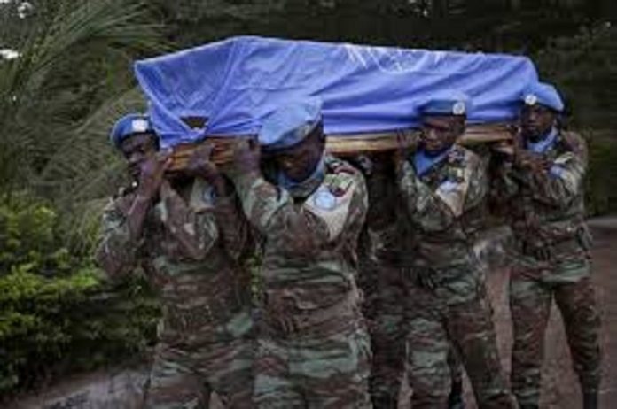 Mali : 5 militaires tués dans une embuscade, des casques bleus blessés