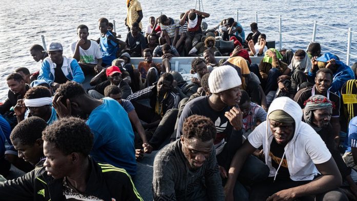 Plus de 500 migrants arrivent sur l’ile Italienne à bord d’un bateau de pêche