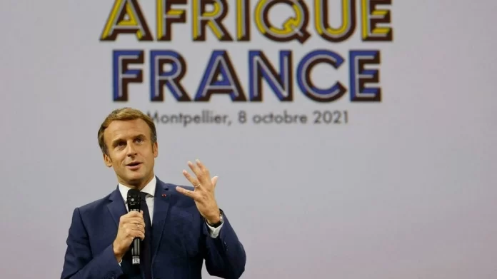 Macron et 11 jeunes Africains