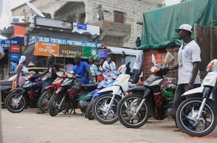 Grève des transporteurs : Charrettes pour les vieux , motos jakartas pour les jeunes
