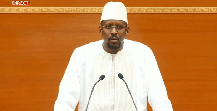 L’ancien ministre Moustapha Diop a été placé sous mandat de dépôt par la Commission d’instruction de la Haute Cour de Justice. Il est poursuivi dans le cadre de la gestion controversée des fonds publics alloués à la lutte contre la pandémie de Covid-19. En cause : une enveloppe de 2,5 milliards de FCFA destinée à l’acquisition de masques de protection. Selon les rapports de la Cour des Comptes et de la Division des Investigations Criminelles (DIC), de graves irrégularités ont été relevées. Il s’agit notamment de paiements en espèces non justifiés et de violations manifestes des règles de passation des marchés publics. Ces éléments ont conduit à l’ouverture d’une procédure judiciaire devant la Haute Cour de Justice, seule habilitée à juger les membres du gouvernement pour des faits commis dans l’exercice de leurs fonctions.