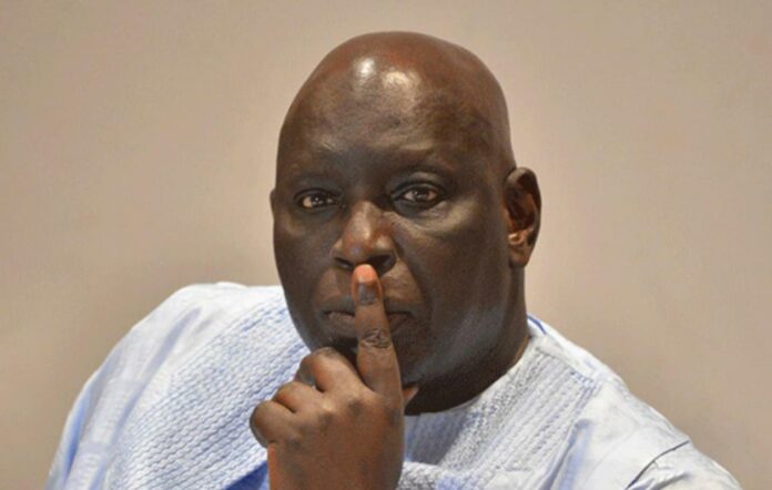 Tôt ce samedi, Madiambal Diagne a réagi sur le réseau social X. Il a déclaré prendre acte de l'annonce mais a rappelé être de bonne foi, soulignant que c'est lui-même qui avait préalablement informé de sa présence en France et de son intention de rentrer prochainement au Sénégal. Loin de se soustraire à ses obligations, le propriétaire du journal Le Quotidien a assuré qu'il ferait face à ses responsabilités. «J'affirme qu'avant l'exécution d'un tel mandat, je me présenterai à la Justice de mon pays», a-t-il promis.