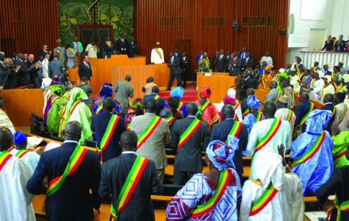 Vers des législatives anticipées au Sénégal ? Le pouvoir entretient le suspense, l'opposition reste en alerte