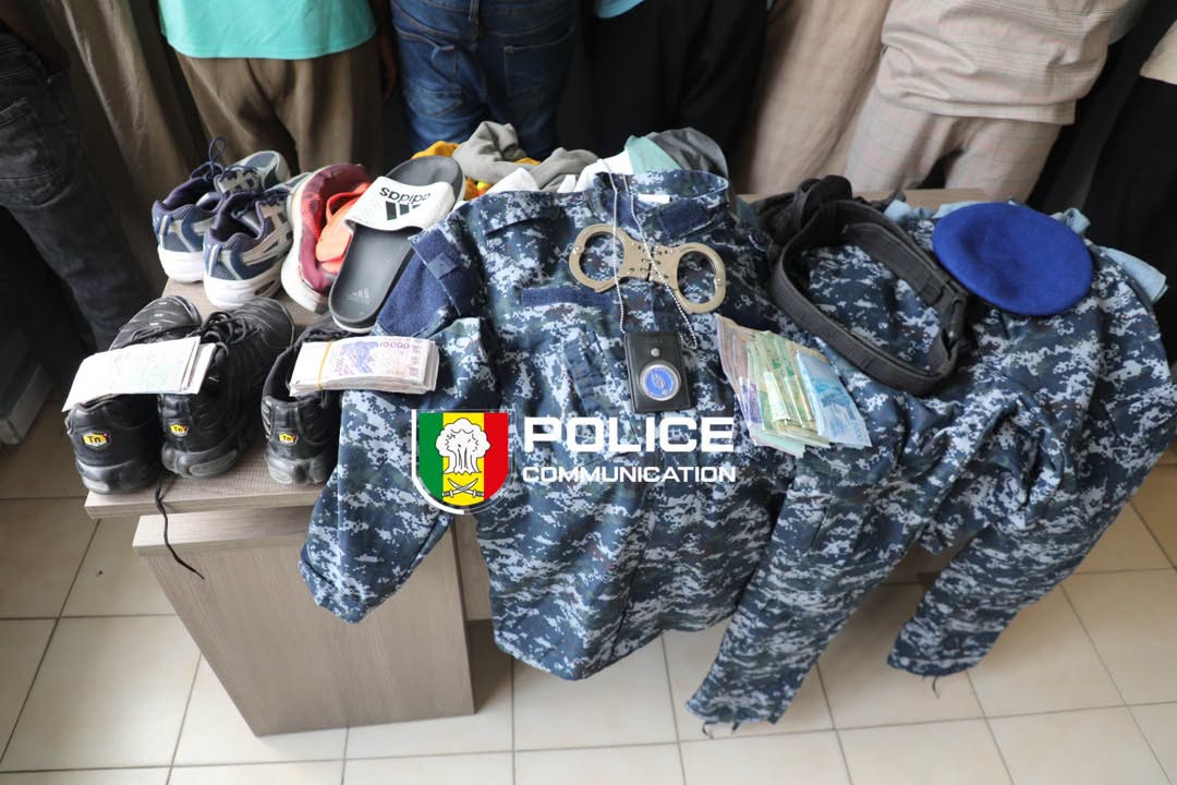 Le 25 juin 2026, aux alentours de 14 heures, plusieurs hommes se présentent dans un appartement situé à Fann-Hock, à Dakar. Munis d'une fausse carte professionnelle de police et d'un faux mandat de perquisition, ils se font passer pour des officiers de police en mission.