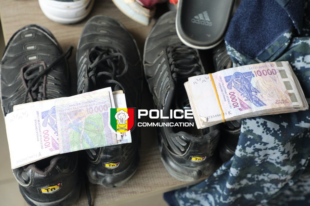 Le 25 juin 2026, aux alentours de 14 heures, plusieurs hommes se présentent dans un appartement situé à Fann-Hock, à Dakar. Munis d'une fausse carte professionnelle de police et d'un faux mandat de perquisition, ils se font passer pour des officiers de police en mission.
