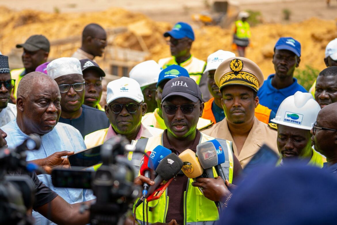Après l'étape de Dagana, le ministère de l’Hydraulique et de l’Assainissement a officiellement donné le coup d’envoi des travaux de renforcement de l’alimentation en eau potable dans la commune de Podor. Par ailleurs, la cérémonie officielle s’est tenue ce jeudi 23 juillet 2026. Les autorités administratives et territoriales, les hauts responsables de la Société nationale des eaux du Sénégal (SONES), ainsi que de nombreux acteurs communautaires étaient présents.