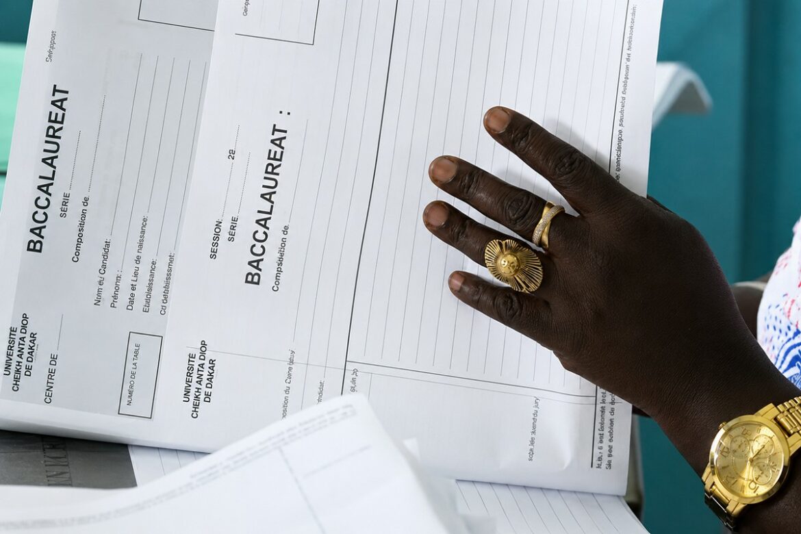 Baccalauréat 2026 à Guédiawaye : une candidate prise en flagrant délit de triche avec un téléphone scotché à la cuisse