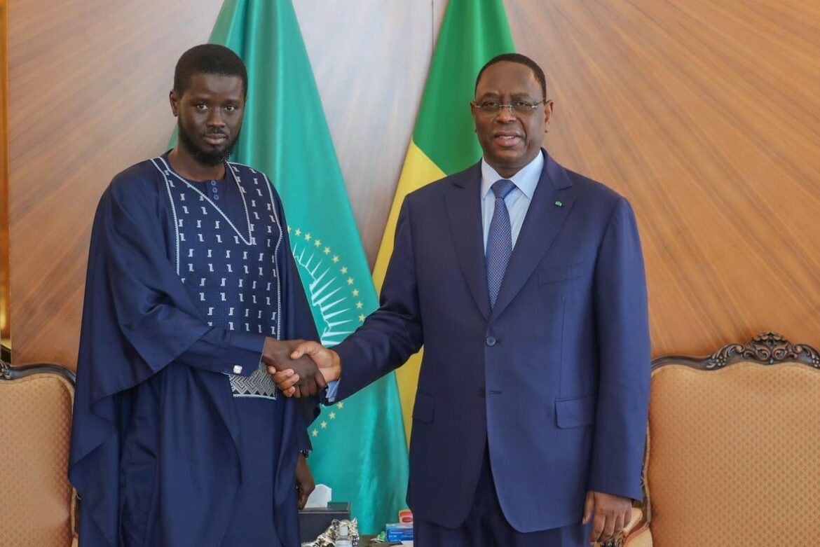 Après plus de deux ans passés au Maroc, l’ancien président sénégalais Macky Sall effectue son premier retour à Dakar ce vendredi. Retour de Macky Sall au Sénégal : l’ex-président attendu à Dakar ce vendredi pour lancer sa campagne vers l’ONU, un événement qui attire l’attention des observateurs. Entre diplomatie, audience avec le président Bassirou Diomaye Faye et campagne pour le poste de Secrétaire général de l’ONU, cette visite suscite une forte attente.
