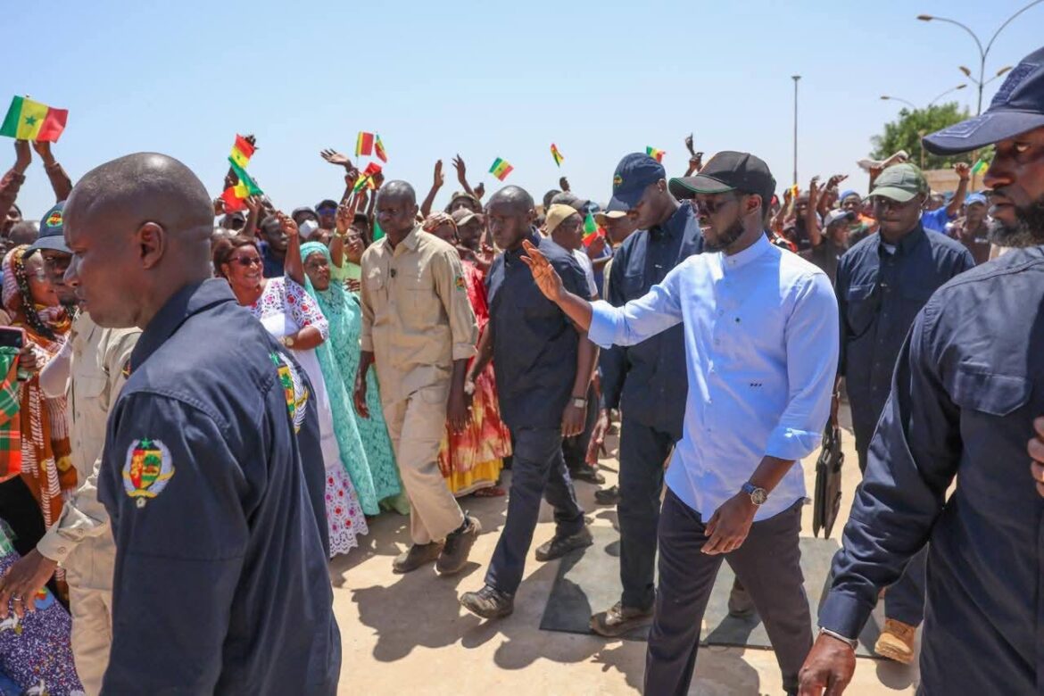 À l'approche de son congrès, la coalition Diomaye-Président déploie un important dispositif de mobilisation sur l'ensemble du territoire sénégalais. Du 21 au 26 juillet, sept missions conduites par des ministres, maires et responsables politiques iront à la rencontre des militants. Ainsi, elles visent à renforcer la dynamique du rassemblement. En outre, elles servent à préparer ce rendez-vous politique majeur, qui s'inscrit dans le cadre du Congrès de Diomaye-Président : une vaste tournée nationale pour mobiliser les militants du 21 au 26 juillet.