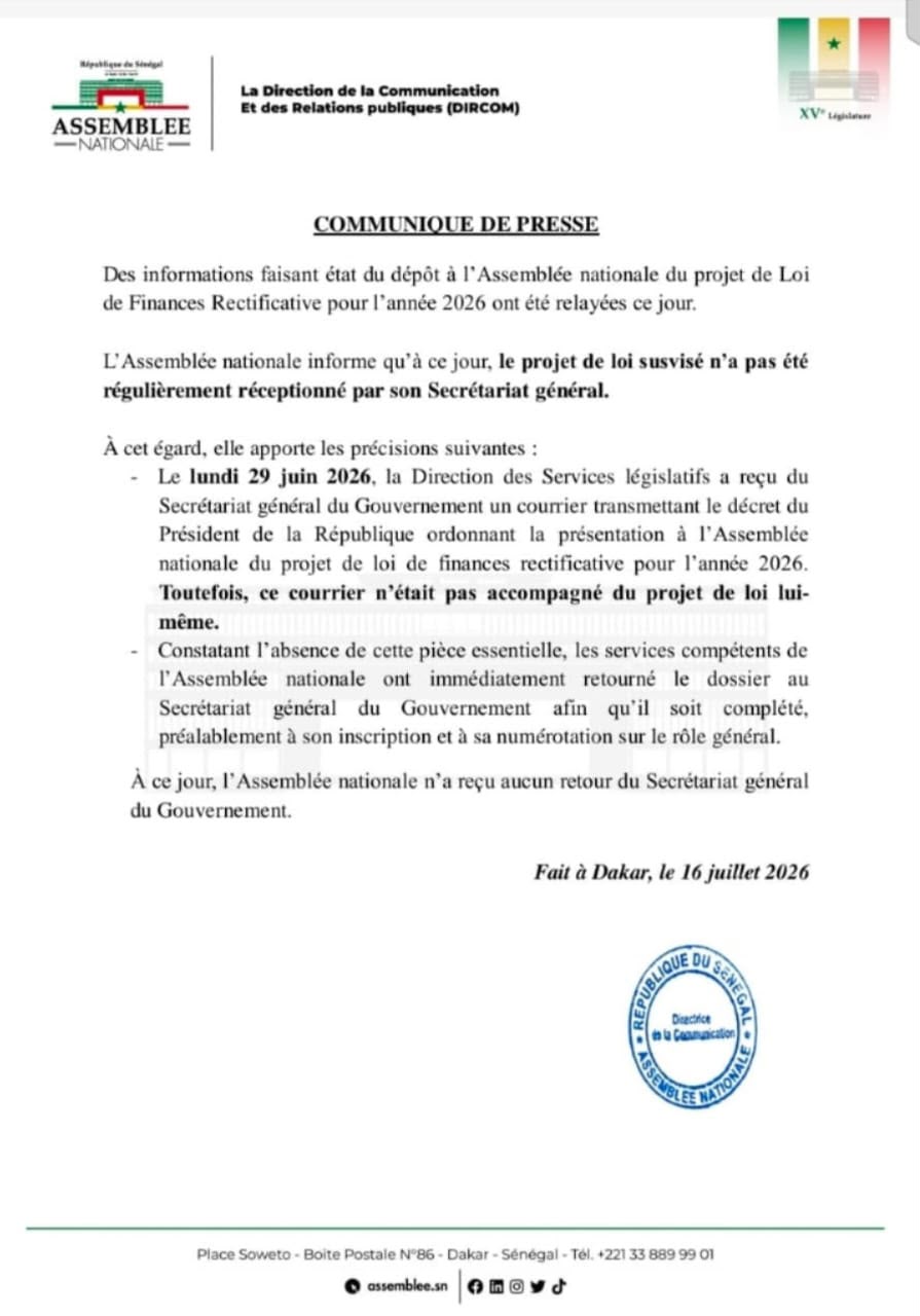 C'est un véritable couac administratif au sommet de l'État. Alors que des informations annonçaient ce jeudi le dépôt du projet de Loi de Finances Rectificative (LFR) 2026 sur la table des députés, l'Assemblée nationale a publié un démenti cinglant. Le texte est introuvable, et la balle est fermement renvoyée dans le camp du Gouvernement.
Les rumeurs allaient bon train ce jeudi concernant l'arrivée imminente de la très attendue Loi de Finances Rectificative 2026 à l'hémicycle. Mais la Direction de la Communication et des Relations publiques (DIRCOM) de l'Assemblée nationale a tenu à siffler la fin de la récréation : à ce jour, le projet de loi n'a pas été "régulièrement réceptionné par son Secrétariat général".
Un décret présidentiel... mais sans la loi !
Pour dissiper tout malentendu, l'institution parlementaire a dévoilé la chronologie de cet imbroglio institutionnel.
Voici ce qu'il s'est réellement passé selon le communiqué officiel :
Le lundi 29 juin 2026, la Direction des Services législatifs a bien reçu un courrier en provenance du Secrétariat général du Gouvernement.
Ce courrier contenait le décret du Président de la République qui ordonnait la présentation de la LFR 2026 à l'Assemblée.
Cependant, énorme bévue : le courrier n'était pas accompagné du projet de loi lui-même.
Un dossier renvoyé à l'expéditeur et resté sans suite
Face à l'absence de cette "pièce essentielle", les services de l'Assemblée nationale ont refusé d'enregistrer le document. Le dossier a été immédiatement retourné au Secrétariat général du Gouvernement afin d'être complété avant toute inscription et numérotation sur le rôle général de l'institution.
Où en est la situation aujourd'hui ? Au point mort. Ce 16 juillet 2026, l'Assemblée nationale précise n'avoir reçu "aucun retour" de la part du Secrétariat général du Gouvernement depuis le renvoi du dossier.
Cette mise au point publique et factuelle de la représentation nationale met en lumière un dysfonctionnement administratif notable. En attendant que le Gouvernement corrige le tir en fournissant le texte intégral, l'examen de la Loi de Finances Rectificative 2026 reste bloqué aux portes de l'hémicycle.