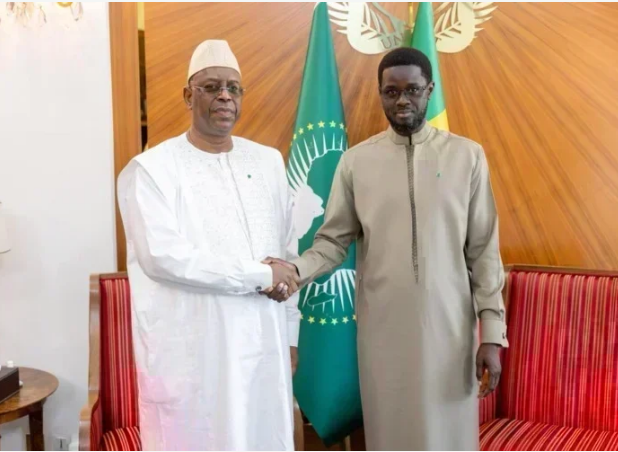 Au-delà de son objet diplomatique, cette rencontre a offert l’image d’une continuité institutionnelle entre deux présidents de la République, malgré leurs divergences politiques et l’alternance intervenue en 2024.. À l’issue de leur entretien, Bassirou Diomaye Faye et Macky Sall se sont quittés dans une ambiance empreinte de cordialité, concluant une audience qui restera comme l’un des temps forts de cette visite de l’ancien président au Sénégal.