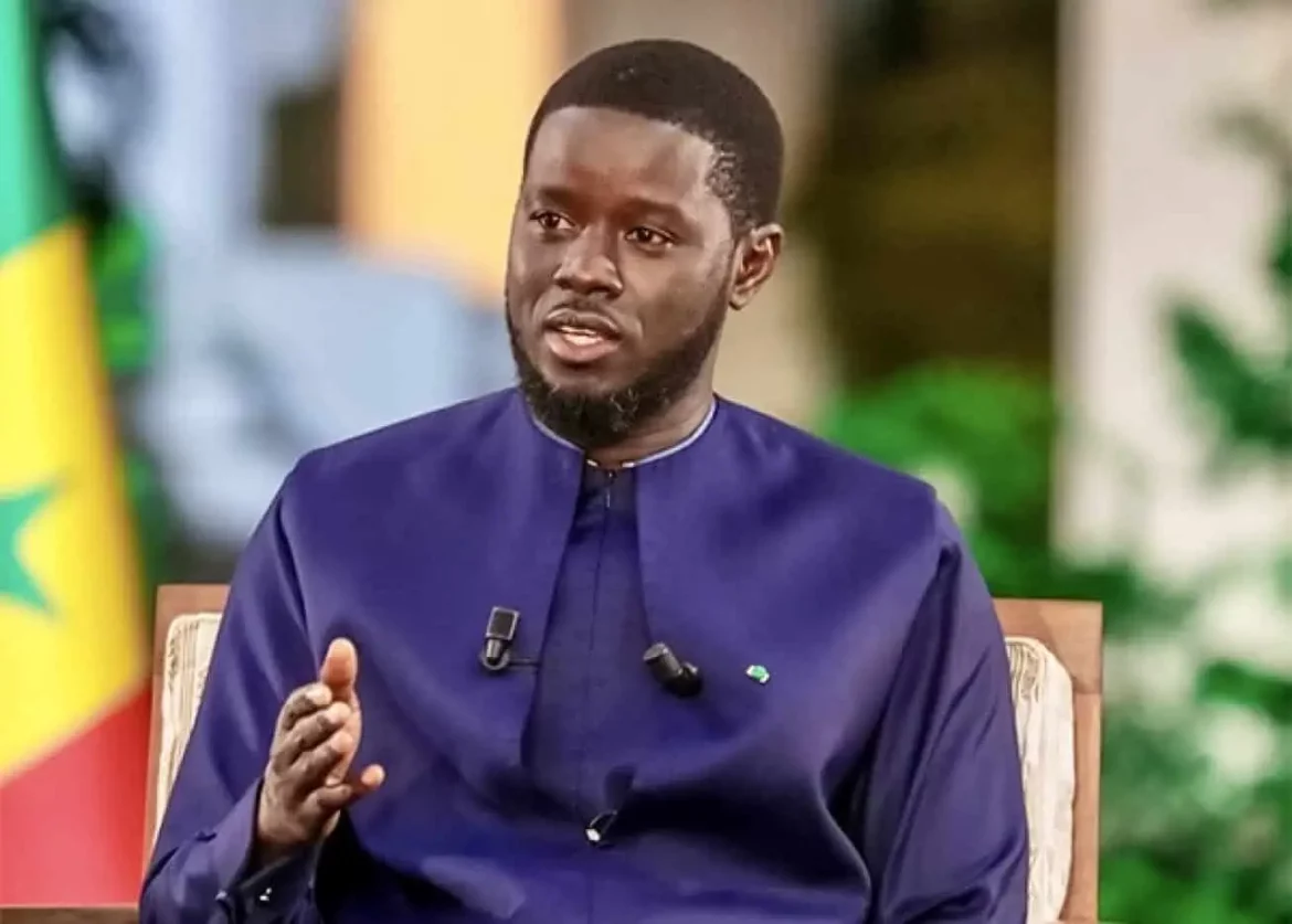  La crise qui secoue le football sénégalais continue d'alimenter les débats. Cette fois, c'est le journaliste sportif Yoro Mangara qui hausse le ton en lançant un appel solennel au président de la République, Bassirou Diomaye Faye. Il demande au chef de l'État d'envisager la dissolution de la Fédération sénégalaise de football (FSF), qu'il juge responsable d'une profonde dégradation de l'image du Sénégal sur la scène sportive.