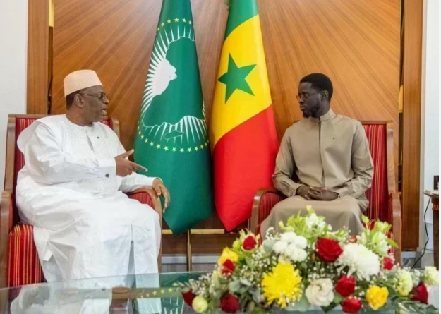 Ce déplacement à Dakar revêtait ainsi une importance particulière dans sa campagne internationale. Avant de poursuivre ses consultations à l’étranger, Macky Sall tenait à exposer personnellement sa vision au président de la République et à recueillir la position des autorités sénégalaises sur cette candidature. Le président Bassirou Diomaye Diakhar Faye a, pour sa part, écouté son hôte avec la courtoisie et la considération dues à son statut d’ancien chef de l’État, dans un échange placé sous le signe du respect Républicain