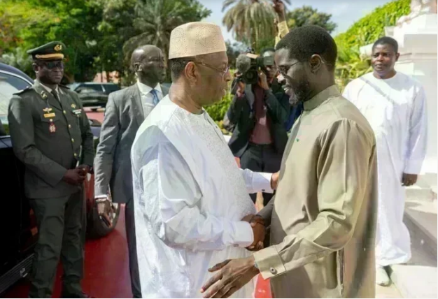 Deux ans après leur dernière rencontre dans ce même lieu, les retrouvailles se sont déroulées dans un contexte bien différent. Désormais ancien président de la République, Macky Sall est revenu à Dakar dans le cadre de sa campagne pour l’élection au poste de secrétaire général de l’Organisation des Nations unies (ONU)