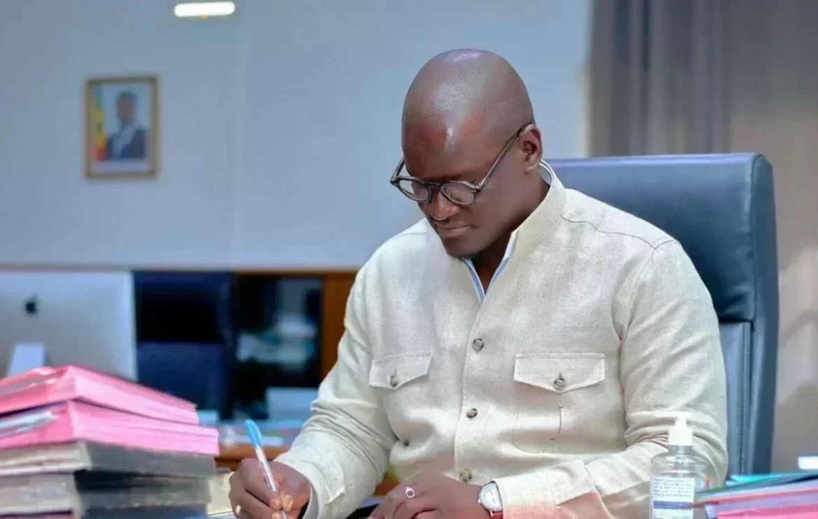 La tension monte d'un cran à la Société nationale des Habitations à loyer modéré (SNHLM). Réuni en session extraordinaire ce mardi 28 juillet 2026, le Conseil d'administration a examiné la décision du directeur général, Abdourahmane Dabo, de licencier neuf agents cadres en contrat à durée indéterminée (CDI), dont la plupart cumulent plus de vingt ans de service au sein de l'entreprise.