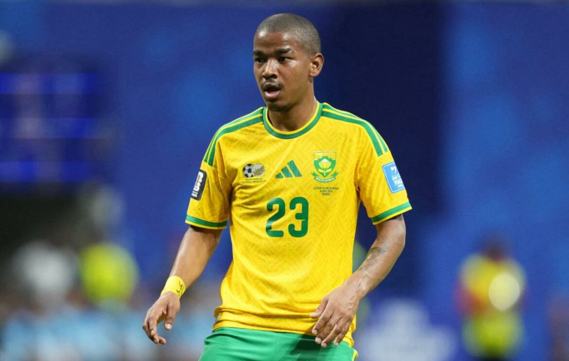 Le football sud-africain est plongé dans une profonde tristesse. Quelques jours seulement après son retour du Mondial 2026, Jayden Adams, milieu de terrain talentueux des Bafana Bafana et des Mamelodi Sundowns, a brutalement disparu ce samedi à l’âge de 25 ans. Un choc immense pour le monde du sport.
