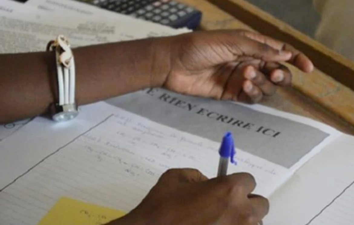 L'enquête sur le vaste réseau de fraude au Brevet de fin d'études moyennes (BFEM) à Bambey connaît une nouvelle avancée. Les sept candidats qui avaient pris la fuite après le démantèlement d'un système de tricherie organisé via WhatsApp se sont volontairement présentés au commissariat de police. Un dix-neuvième suspect a également été interpellé, portant à 19 le nombre de candidats poursuivis dans cette affaire.