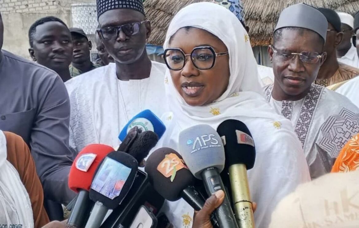 À quelques jours du Grand Magal de Touba prévu le 2 août, les autorités religieuses et étatiques redoublent de préparatifs dans la ville sainte. Dans ce cadre, la ministre des Pêches et de l’Économie maritime, Mme Amy Mara Diop, s’est rendue sur le terrain pour évaluer la situation au marché aux poissons et échanger avec les autorités religieuses, afin de s’assurer de l’approvisionnement et de la bonne organisation du marché durant l’événement religieux.