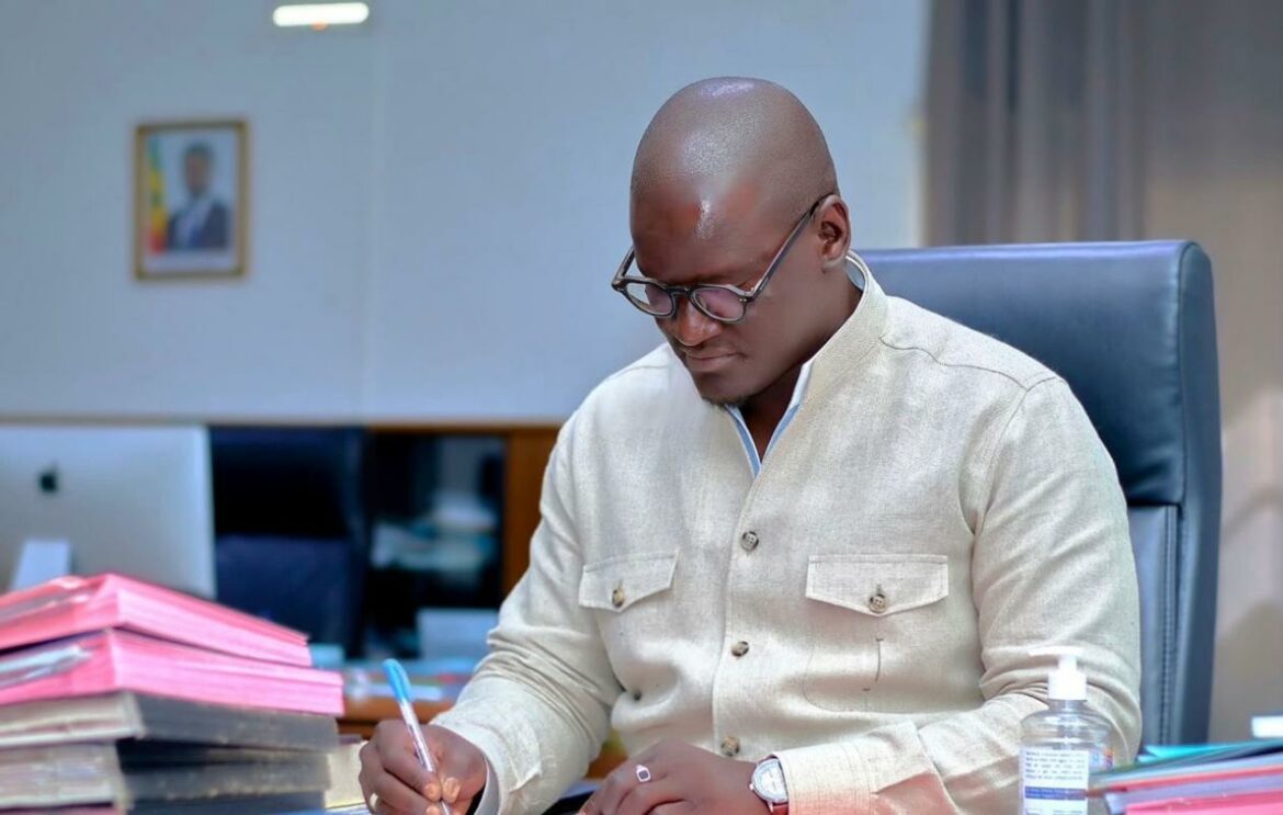 La Société nationale des habitations à loyer modéré (SN HLM) engage une nouvelle phase de restructuration. Son directeur général, Pape Abdourakhmane Dabo, a annoncé le licenciement de neuf agents-cadres. Il présente cette décision comme une mesure de redressement destinée à restaurer les équilibres financiers de l'entreprise publique. En effet, la SN HLM licencie neuf cadres afin de faire face à ses difficultés financières persistantes.