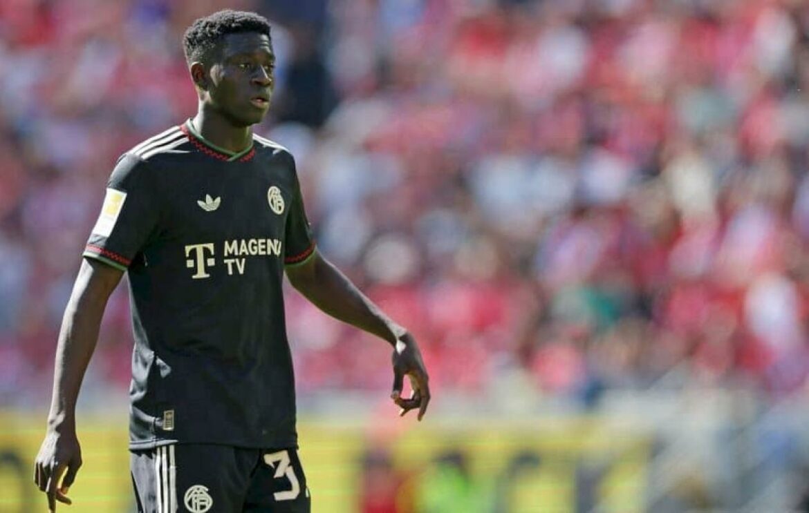 Bara Sapoko Ndiaye a marqué les esprits pour sa première apparition avec le Bayern Munich depuis son retour de la Coupe du monde 2026. Le jeune milieu de terrain sénégalais s’est offert un but lors de la large victoire du club bavarois face au FC Rottach-Egern (15-0), en match amical.
