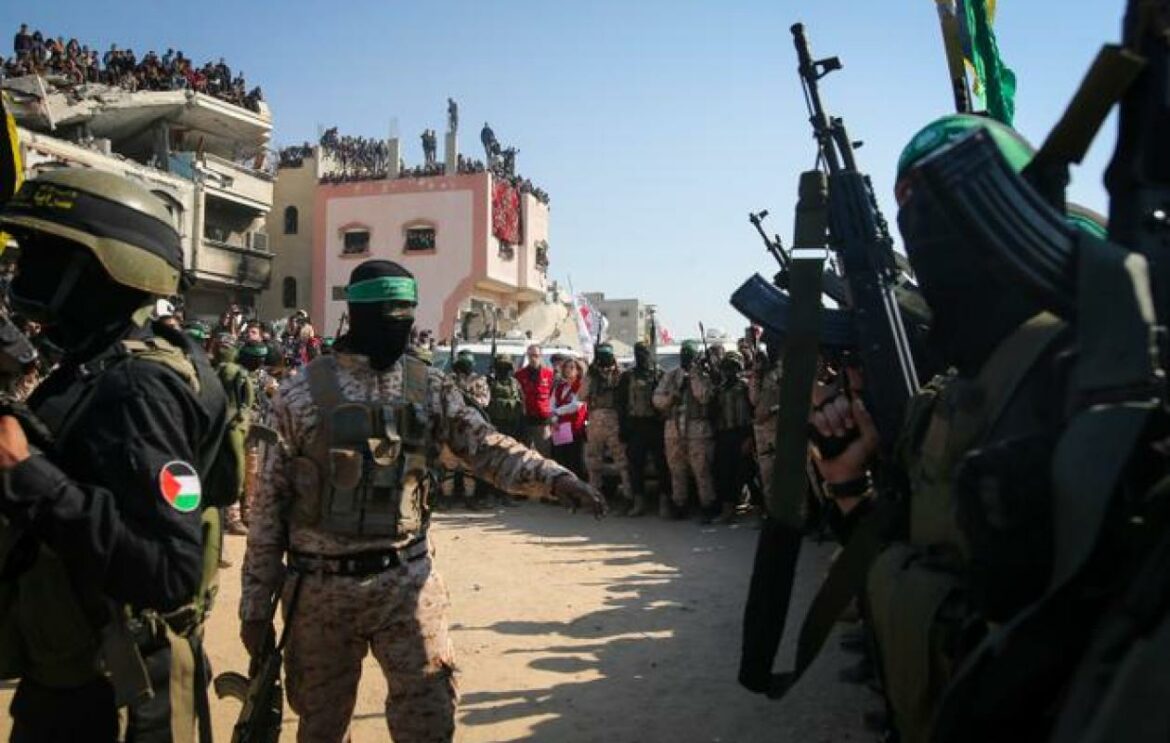Des responsables Hamas ont confirmé vendredi qu’un accord avait été conclu pour la deuxième phase de la trêve avec Israël, qui prévoit le désarmement du mouvement islamiste palestinien au pouvoir dans la bande de Gaza.