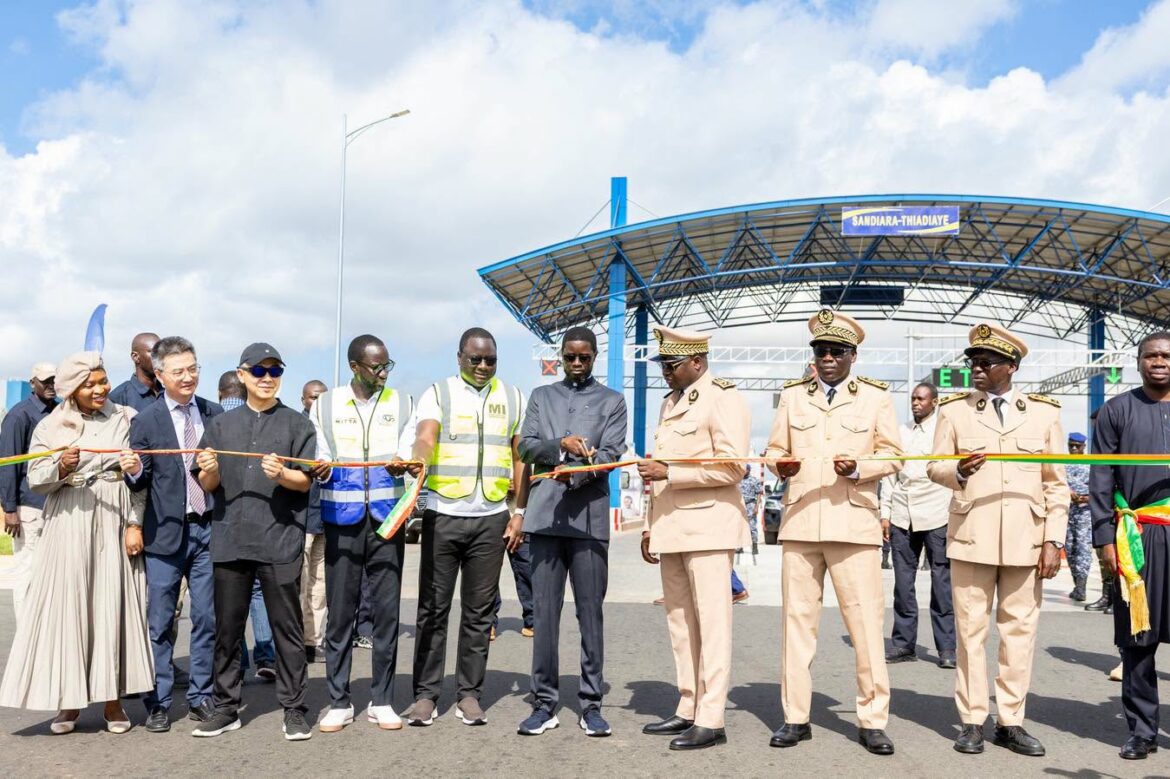 Le Président de la République, Bassirou Diomaye Faye, a procédé ce samedi à Thiadiaye à l’inauguration officielle de l’autoroute à péage Mbour–Fatick–Kaolack : une nouvelle autoroute officiellement ouverte à la circulation… (vidéo), désormais ouverte à la circulation. D’ailleurs, Mbour–Fatick–Kaolack : une nouvelle autoroute officiellement ouverte à la circulation… (vidéo) constitue un événement majeur pour la région.
