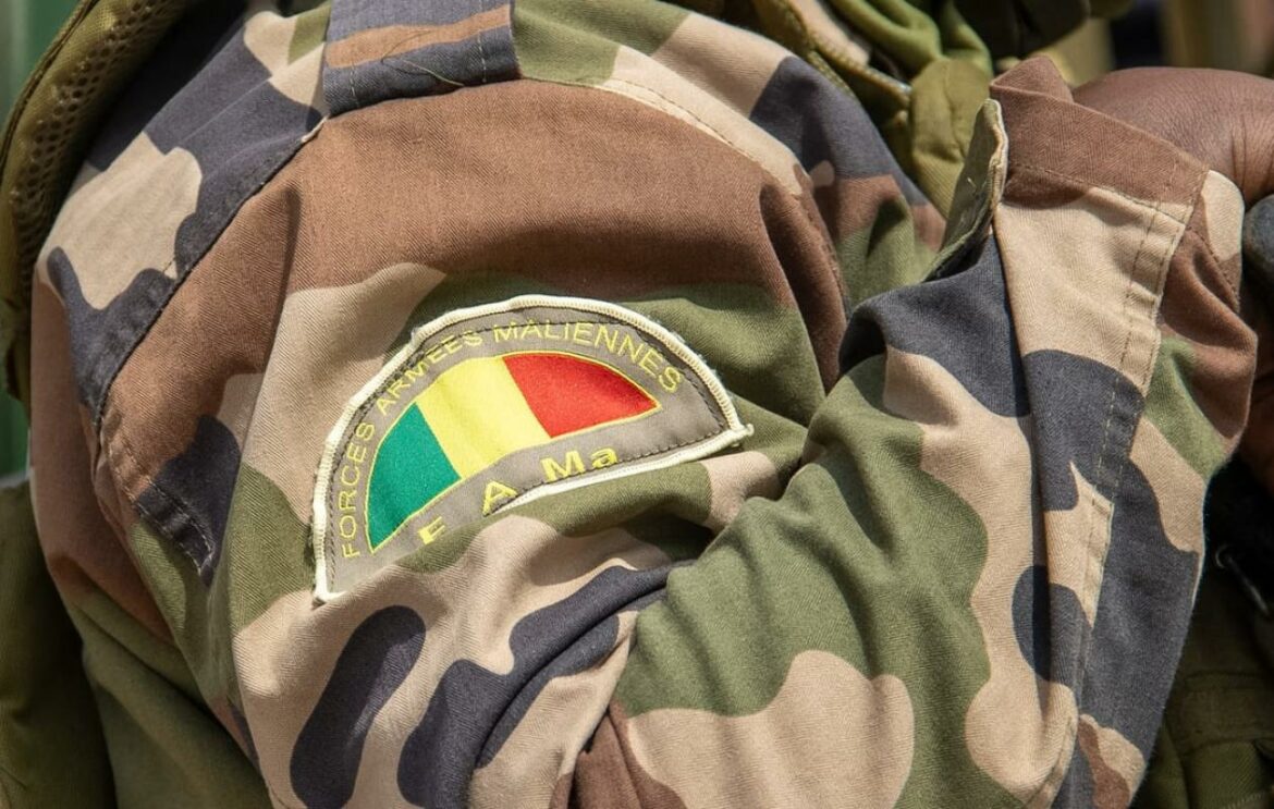 Plusieurs mois après son arrestation au Maroc lors de la finale de la CAN 2025 entre le Sénégal et le pays hôte, Bara Dia sort du silence. Ancien militaire au Bataillon du Train (Bat-Train) pendant 16 ans, il raconte comment ce déplacement, effectué pour soutenir les Lions de la Teranga, a bouleversé sa vie.