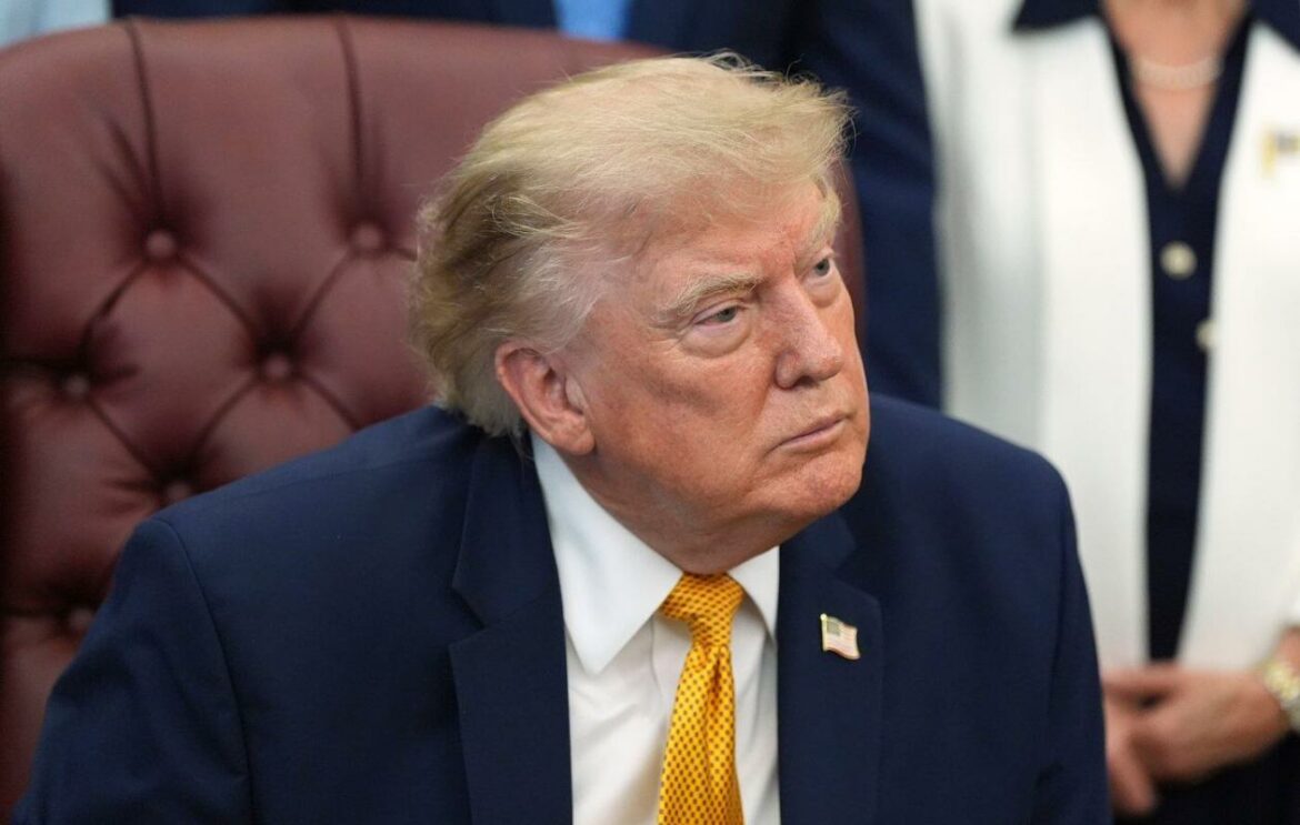 Donald Trump se voit à nouveau accusé de corruption après avoir commencé à vendre à certains investisseurs un accès prioritaire à ses messages sur Truth Social, dont l'impact sur les marchés est parfois considérable.