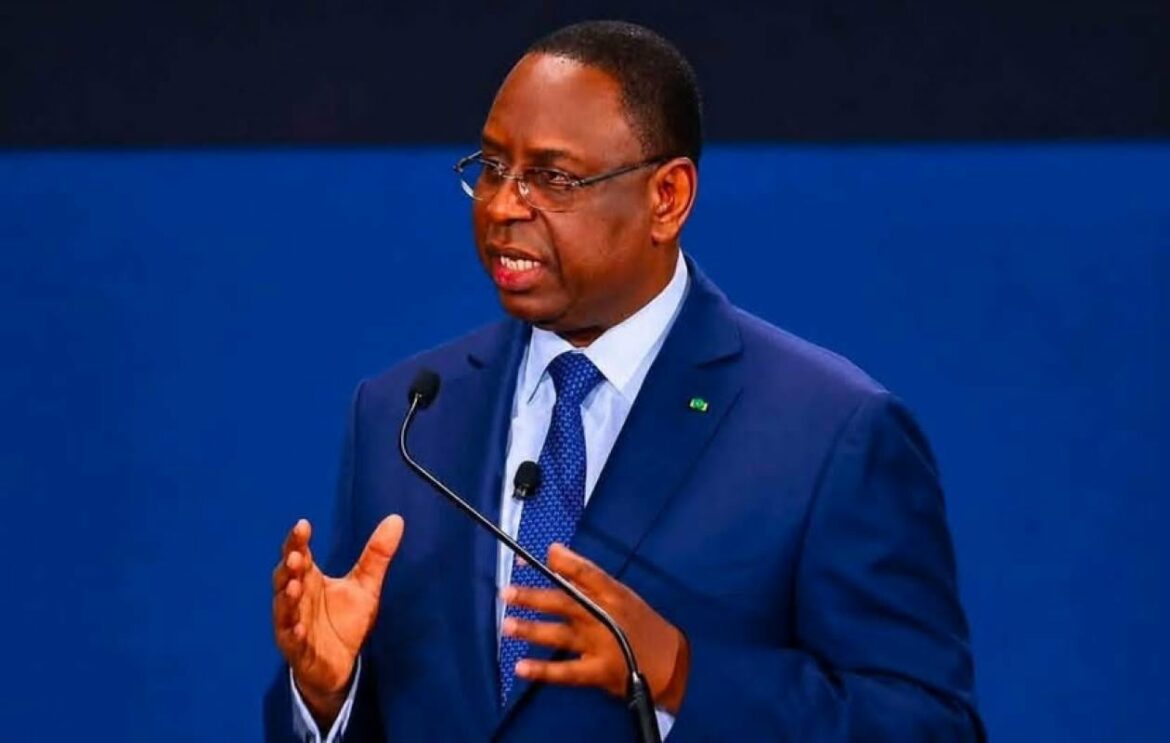 Le premier vote indicatif du Conseil de sécurité des Nations unies sonne comme un sérieux avertissement pour Macky Sall. L'ancien président sénégalais, candidat au poste de secrétaire général de l'ONU, démarre la course dans une position particulièrement fragile. Avec seulement six bulletins d'encouragement, contre sept de découragement et deux avis neutres, il figure parmi les prétendants les moins bien classés à l'issue de cette première consultation confidentielle.