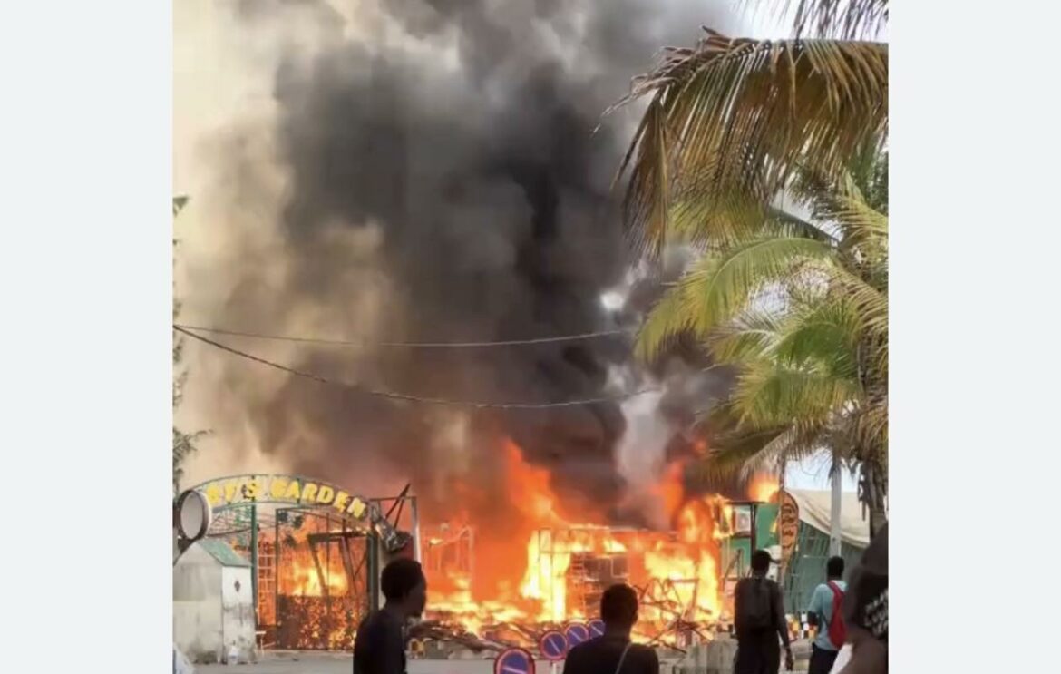 Le sinistre s’est déclaré aux alentours de 7 heures et a causé d’importants dégâts matériels. Des images diffusées après l’incendie montrent l’ampleur des ravages dans l’établissement.