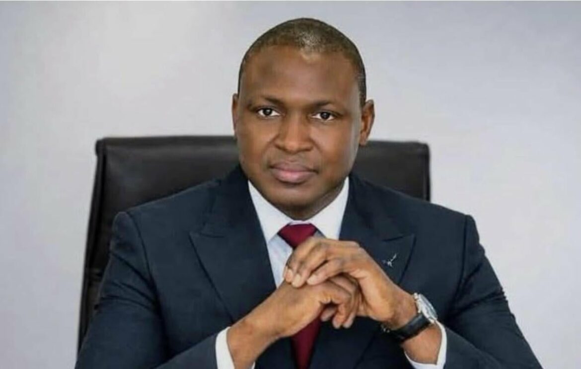 Réagissant au texte publié par le ministre directeur de cabinet du président de la République, Toussaint Manga lui adresse une réponse particulièrement incisive. L'ancien directeur général de la LONASE dénonce notamment le fait que Mary Teuw Niane ait publié un long texte sur sa page Facebook tout en désactivant la possibilité de commenter.
