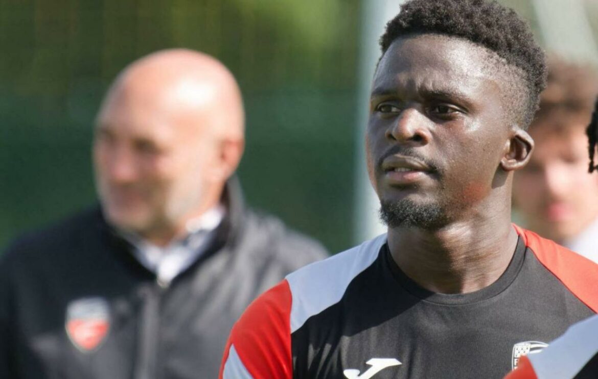 L’OGC Nice, qui doit encore renforcer son secteur offensif, cherche activement un nouvel avant-centre. Le départ de Kevin Carlos ainsi que la mise à l’écart de l’attaquant nigerian Terem Moffi ont poussé les dirigeants niçois à explorer plusieurs options sur le marché des transferts. Cependant, il est intéressant de noter qu'Ineos bloque la piste menant à Bamba Dieng selon les dernières informations.