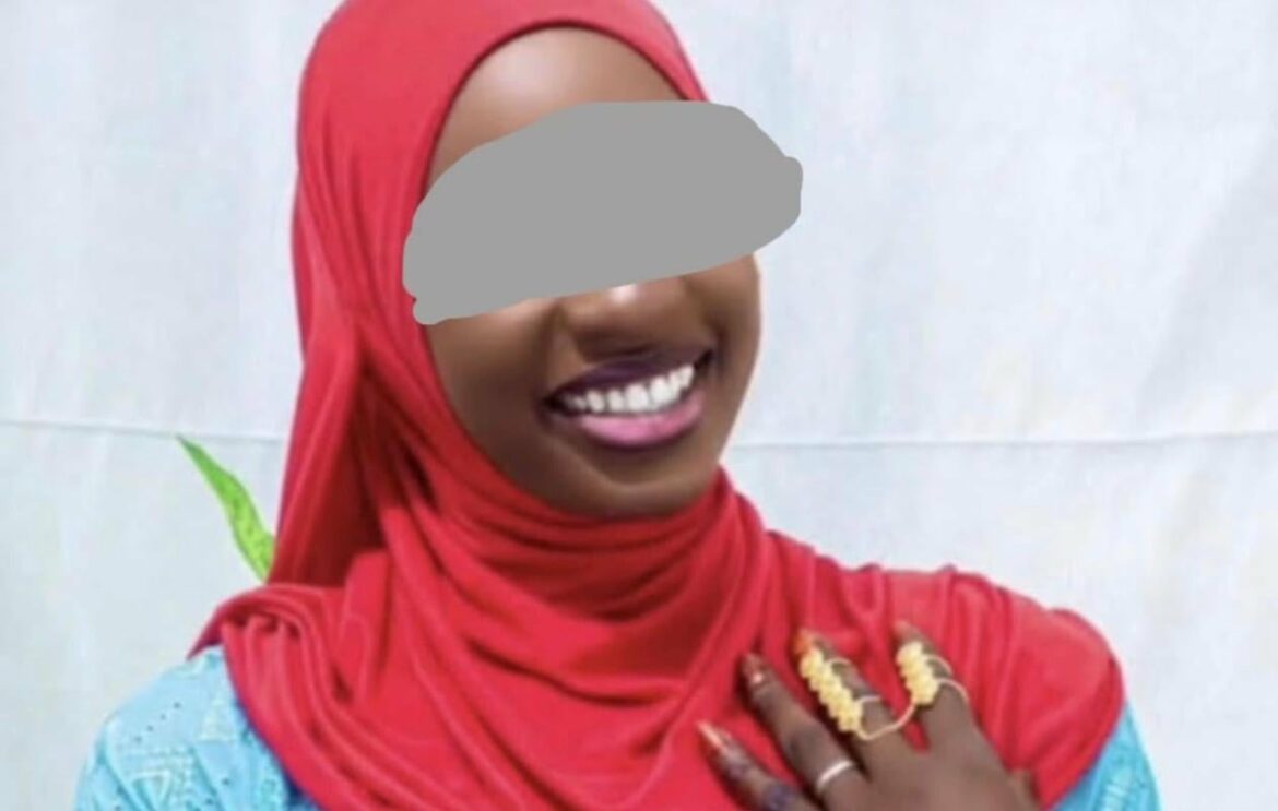 Un crime odieux suscite la consternation et l’indignation dans la cité religieuse de Tivaouane, où l’élève Ndèye Bigué Sène a été poignardée à mort. La victime a reçu quatre coups de « naw-naw », un type de poignard redoutable. Le présumé meurtrier a été appréhendé par les éléments du commissariat urbain de Tivaouane, sous le commandement du commissaire principal Cheikh Ndiaye. ​Ancien pêcheur, le suspect, B. Ndiaye, marié et établi dans la capitale de la Tidjanya au Sénégal, s'était reconverti en charlatan. C’est dans ce cadre qu’il avait été mis en relation avec la candidate au baccalauréat, Ndèye Bigué Sène. Malgré les prières du praticien, la jeune fille n’avait pas obtenu son diplôme lors des examens. Tous deux avaient néanmoins conservé le contact. ​Il ressort des premières investigations que le charlatan aurait appelé la lycéenne pour lui fixer un rendez-vous. La jeune fille a quitté, dans la nuit de vendredi à samedi vers 20 h, le domicile où elle logeait à Tivaouane. Ndèye Bigué Sène était portée disparue depuis lors. ​C’est finalement samedi vers 14 h que les services de police ont été informés de la découverte de son corps sans vie. L’enquête de voisinage et l’exploitation de la téléphonie mobile ont permis aux enquêteurs de confondre rapidement le suspect, selon des sources de Seneweb. ​Confronté aux éléments de preuve rassemblés par le chef de la police judiciaire de Tivaouane et ses équipes, B. Ndiaye a avoué avoir donné la mort à sa cliente. Il a toutefois nié avoir commis un viol. L’autopsie devra déterminer si la victime a subi ou non une agression sexuelle. Le suspect a été placé en garde à vue.