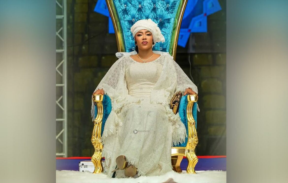 Sauf imprévu de dernière minute, Sokhna Aïda Diallo sera, ce samedi , l’hôte d’un célèbre dignitaire de la communauté mouride établie à Touba. Les préparatifs vont bon train pour accueillir la veuve de feu Serigne Cheikh Béthio avec tous les honneurs dans la capitale du mouridisme. Mais la visite commence à susciter une vive polémique.