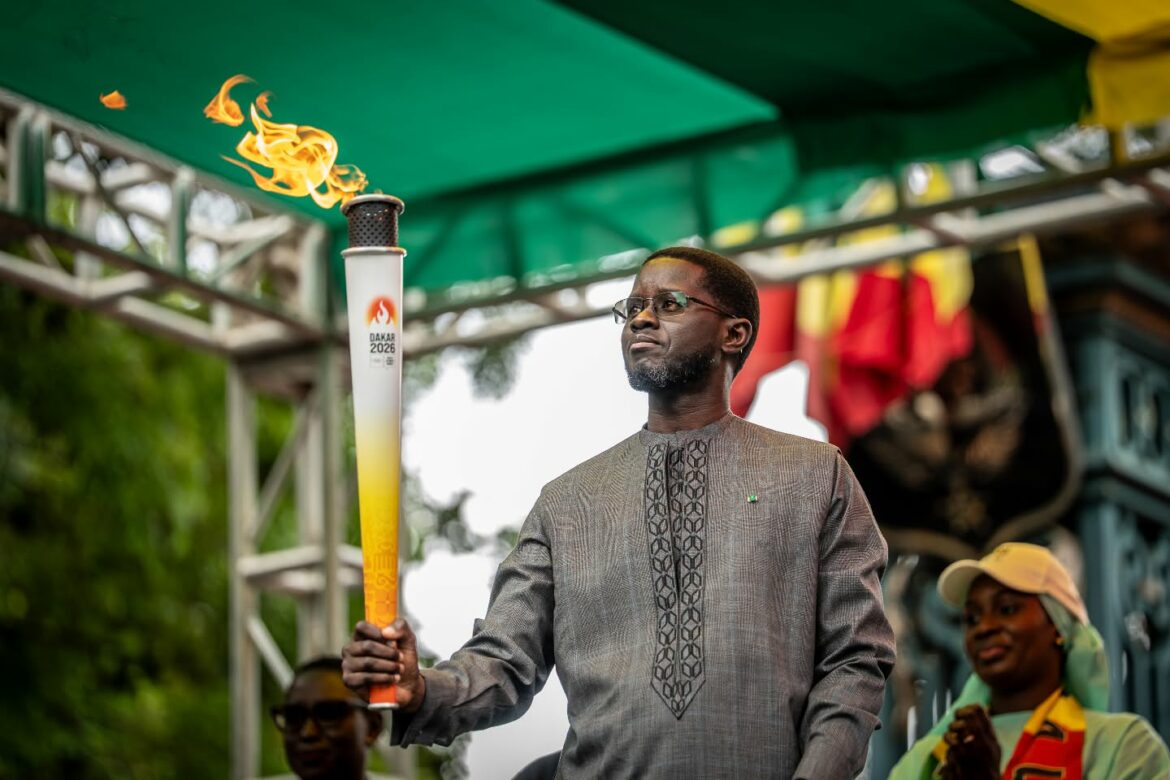 Le Président de la République, Bassirou Diomaye Faye, a reçu ce matin, devant le Palais de la République, la Flamme olympique des mains de M. Mamadou Diagna Ndiaye, Président du Comité national olympique et sportif sénégalais (CNOSS), en présence de Mme Kirsty Coventry, Présidente du Comité international olympique (CIO).