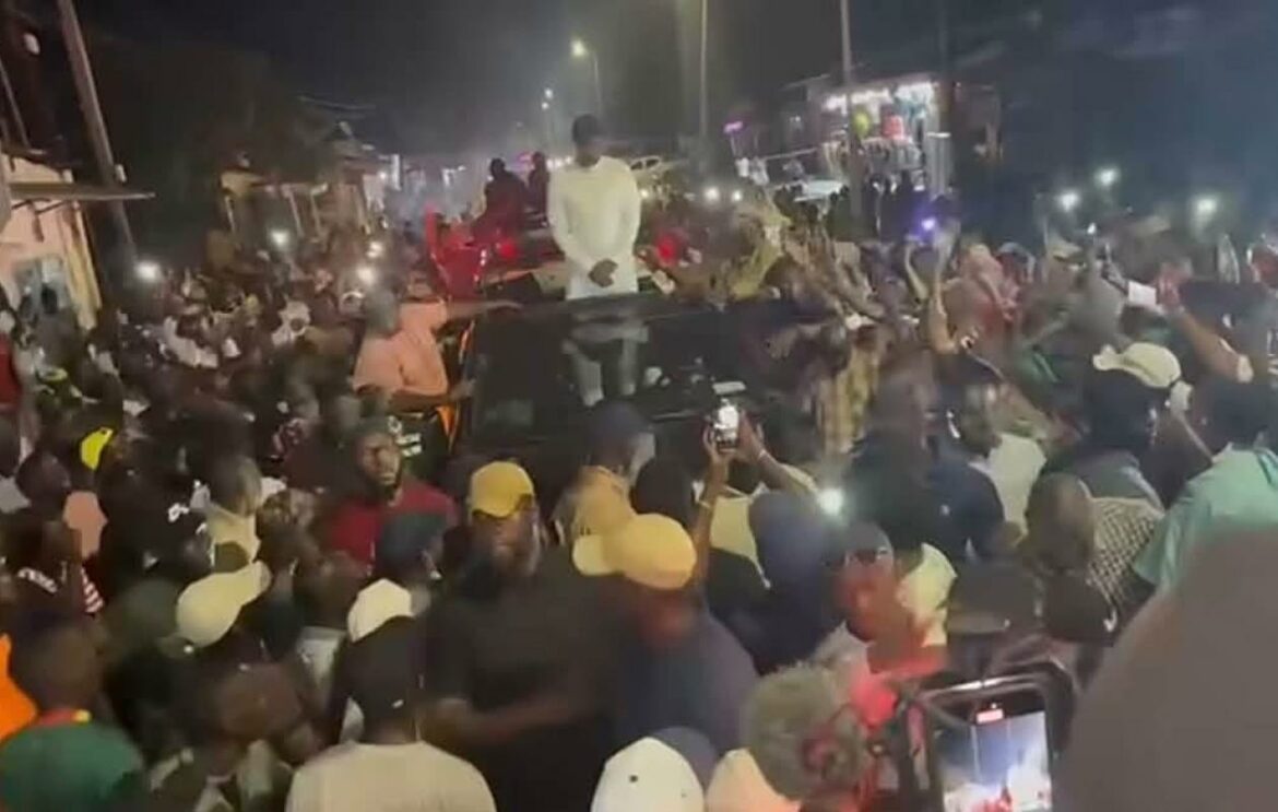 À Bambali, Sonko accueilli par une foule immense pour la pose de la première pierre d’une usine