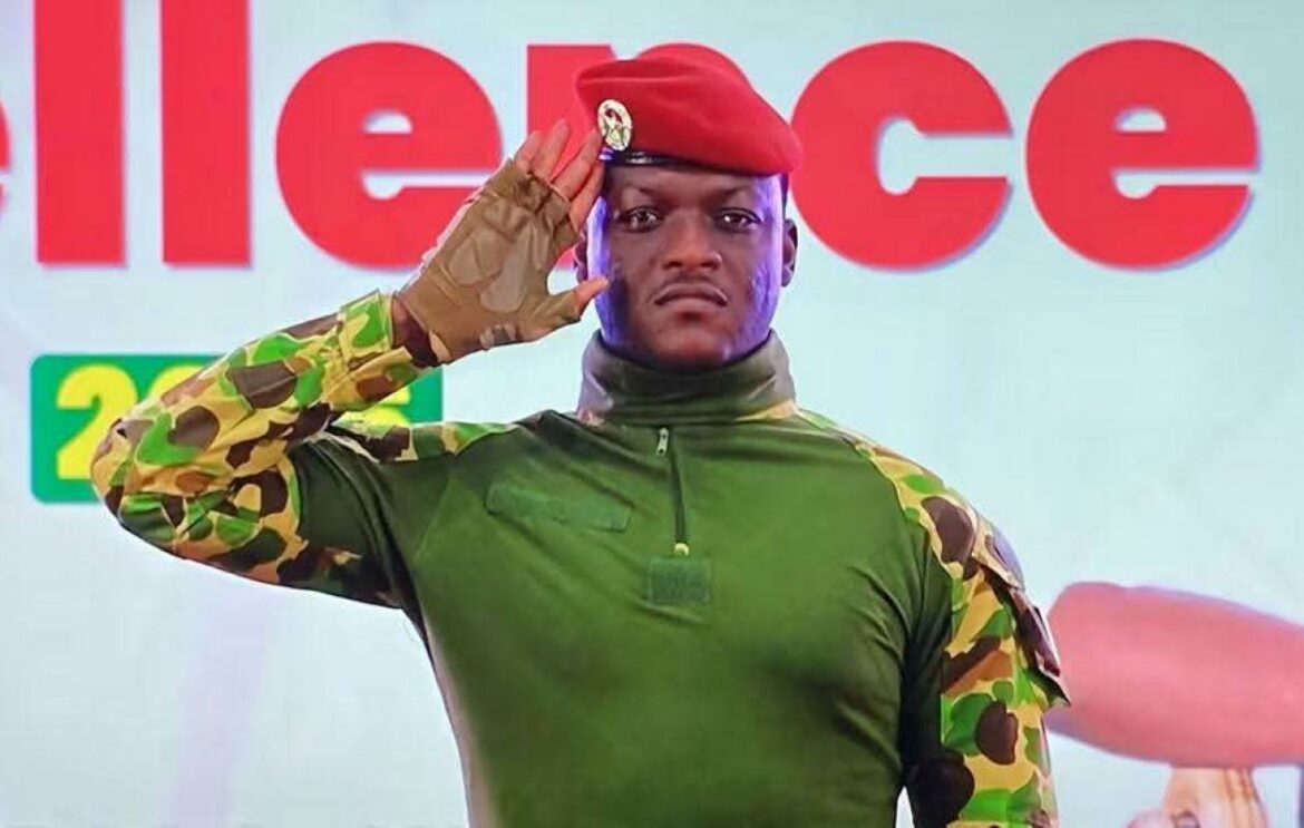 À l’occasion de la Journée de l’excellence scolaire, le Président burkinabè, le capitaine Ibrahim Traoré, a dénoncé ce qu’il qualifie de « mauvaise compréhension de la religion », qu’il estime susceptible de limiter l’esprit critique.