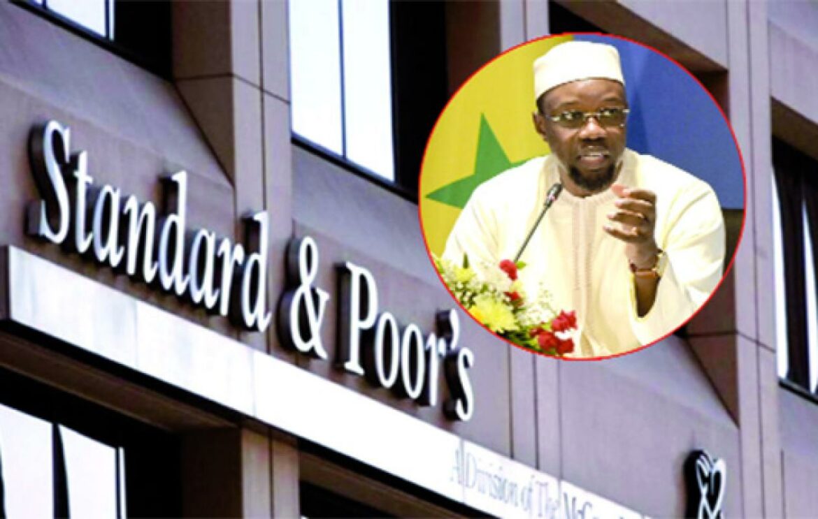 L’agence de notation financière Standard & Poor’s (S&P) a annoncé, ce vendredi 4 septembre 2026, une nette rétrogradation de la note de la dette souveraine du Sénégal. Cette décision intervient juste après l’officialisation d’un accord avec le Fonds monétaire international (FMI) et l’annonce par le gouvernement d’un « Plan de traitement de la dette du Sénégal » (PTDS), que l’agence assimile à une restructuration.