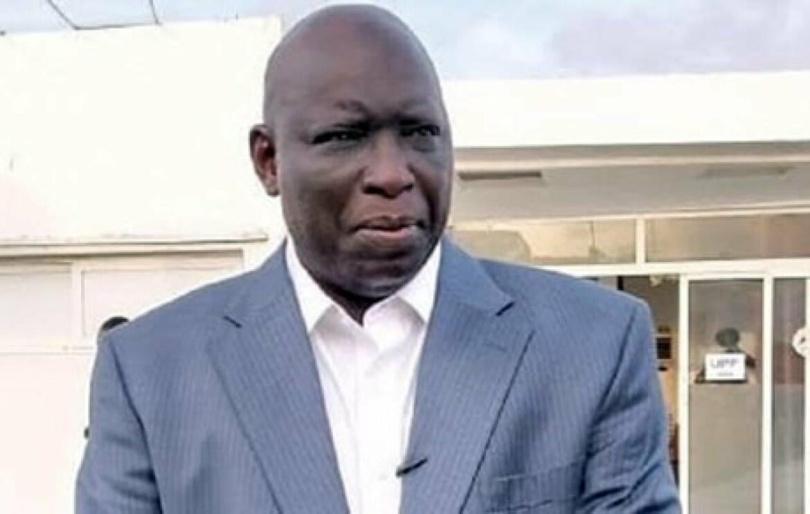 Huit mois après avoir quitté la prison, Mouhamed Diagne, fils du journaliste Madiambal Diagne, voulait obtenir la mainlevée de l’assignation à résidence, avec port du bracelet électronique, attachée à sa liberté provisoire. La chambre d’accusation financière, qu’il avait saisie en ce sens, a rejeté sa requête, ce mercredi, suivant ainsi le juge d’instruction chargé du dossier.