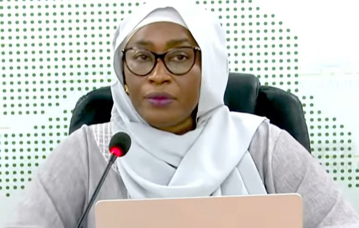 L’affaire des 2 000 ordinateurs du programme « Un Étudiant, Un Ordinateur » connaît un nouvel épisode. Entendue par la commission d’enquête parlementaire présidée par le député El Hadji Guèye, la Directrice générale d’Oumou Group, Fatou Seck, a apporté sa version des faits. Elle conteste formellement les accusations de livraison fictive et affirme détenir des documents attestant de la réception effective de l’ensemble du matériel.