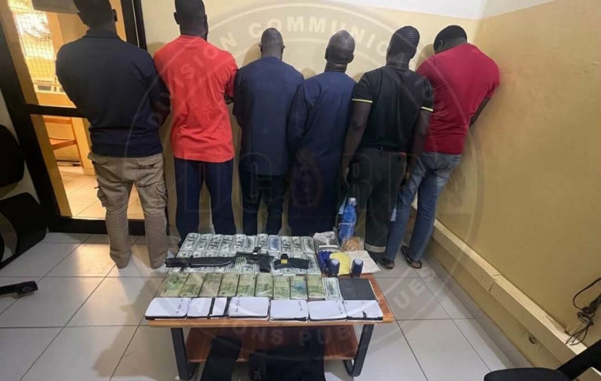 La Brigade de recherches de Dakar a interpellé six personnes au cours d’opérations menées à Dakar, Mbour, Thiès et Louga. Des billets en dollars et en euros, une arme à feu et des produits supposés contenir du mercure ont été saisis.