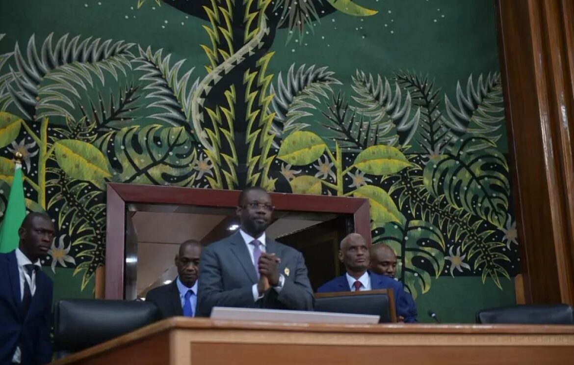 À l’ouverture, ce mardi, de la session unique ordinaire de l’Assemblée nationale, le président Ousmane Sonko a annoncé que le groupe parlementaire PASTEF déposera plusieurs propositions de résolution visant la création de commissions d’enquête parlementaire. Des contrats pétroliers et gaziers aux fonds spéciaux de la Primature, en passant par les projets financés par Banco Santander, le programme de lutte contre les inondations et l’accord sanitaire avec les États-Unis, les députés entendent faire la lumière sur plusieurs dossiers. Le Bureau de l’Assemblée nationale doit statuer sur la recevabilité de ces propositions.