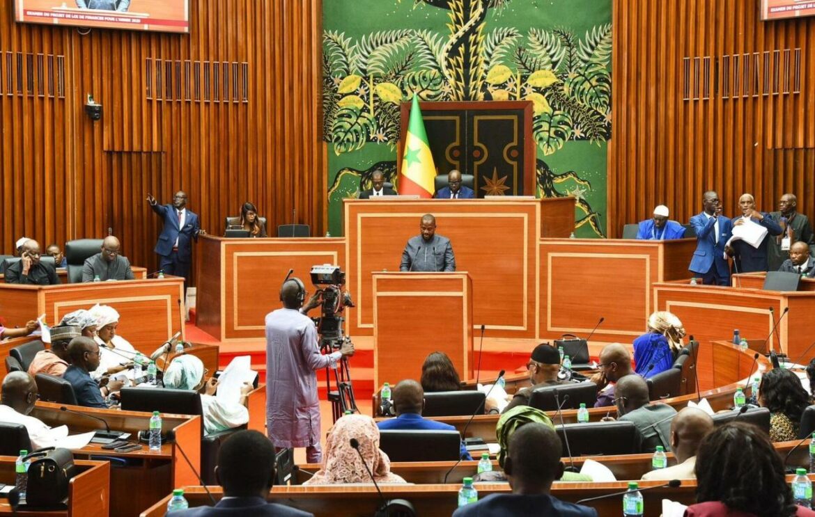 La session ordinaire unique 2026-2027 de l’Assemblée nationale a été officiellement ouverte avec 140 députés présents sur les 165 que compte l’institution. Les parlementaires ont procédé au renouvellement des autres membres du Bureau, avec l’élection de huit vice-présidents, de deux secrétaires élus et de deux questeurs. La constitution des commissions permanentes reste attendue. À noter que le président est élu pour la durée de la législature.