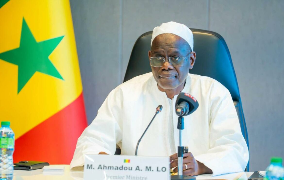 Après plus de deux ans de tensions, la décrispation commence à prendre forme entre l’État et la presse nationale. Ce vendredi 16 octobre, le Chef du gouvernement Ahmadou Al Aminou Lô a présidé une séance de travail réunissant la tutelle ministérielle représentée par Bakary Sarr, le comité scientifique des Assises nationales des médias, ainsi que l’ensemble des organisations patronales (CDEPS), syndicales (SYMPICS) et des régulateurs (CORED, CNCP) de la presse.