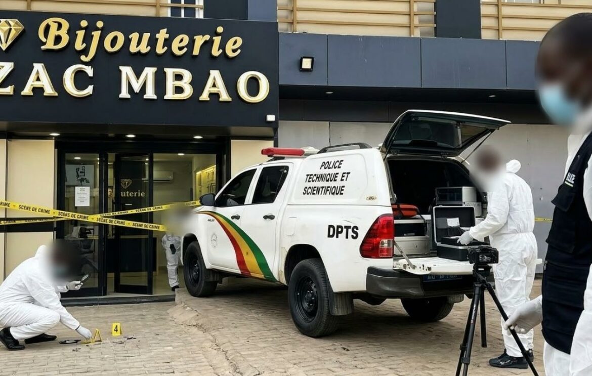 Originaire de Mbacké, Modou Khabane GUEYE a été tué dans sa bijouterie située à la Zac Mbao. Seneweb vous livre en exclusivité les premiers éléments de l’enquête du commissariat central de Rufisque. Récit du crime !
