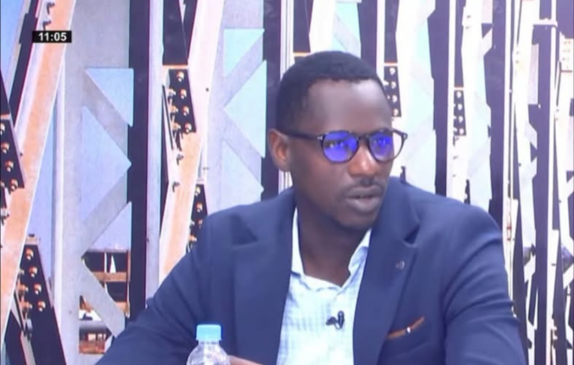 Le chroniqueur Mamadou Cissé, alias "Momo Cissé", a comparu ce mercredi devant le tribunal des flagrants délits de Dakar pour diffusion de fausses nouvelles. Le prévenu a contesté les faits qui lui sont reprochés, affirmant s’être limité à rapporter des informations qui lui avaient été communiquées par des tiers.