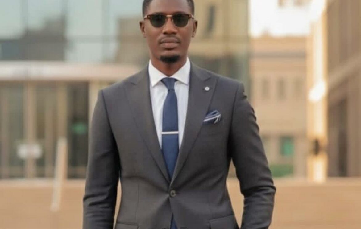 Nouveau rebondissement dans l’affaire Papa Saliou Ciss, plus connu sur les réseaux sociaux sous le pseudonyme « Keylor ». Reconvoqué ce jeudi par les enquêteurs, le créateur de contenu a été placé en garde à vue. Sur instruction du procureur de la République près le tribunal de grande instance hors classe de Dakar, il doit être déféré ce vendredi. Il est notamment visé par une plainte de la Fédération nationale des boutiquiers pour la modernisation (FNBM).